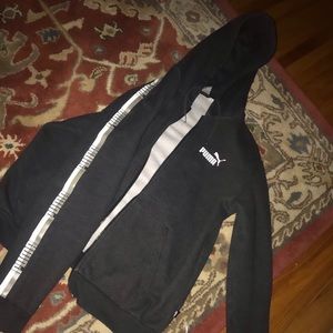 Men or women’s puma jacket.